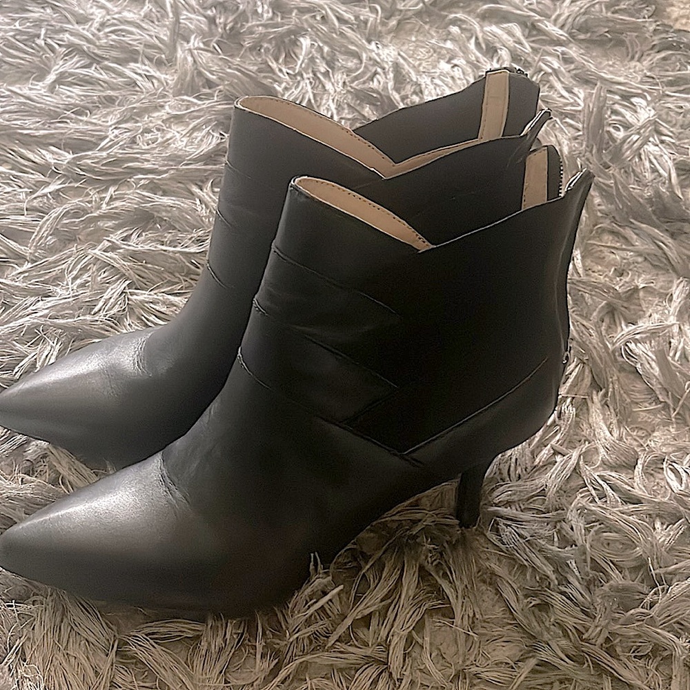 Adrienne Vittadini , Fine leather Sande